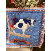 Miniquilt Mit Färse Und Erhebendem Spruch "Home Is Where The Heart Is" Unterlage. Mini-Kunst. Mini Quilt.t-03 von AmethyCrafts