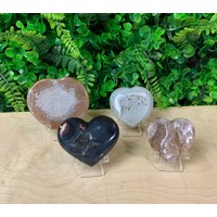 Süßer Achat-Geode in Herzform, Blau, Rot, Weiß, Schwarz, Pinker Achat-Quarz-Geodestein Auf Ständer Poliert #k1093-K1096 Süßer Achat-Geode in Herzform, Blau, Rot, Weiß, Schwarz, Pinker Achat-Quarz-Geodestein Auf Ständer Poliert #k1093-K1096 von AmethystCreationShop