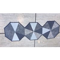 Moderner Tischläufer, Sundowner Steppdecke von AmherstQuiltCompany