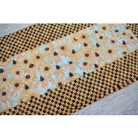 Moderner Tischläufer Gesteppt, Black Eyed Susan #2 von AmherstQuiltCompany