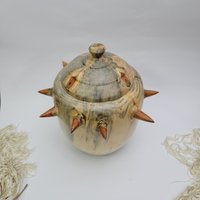 Handgefertigte Urne Aus Araucaria-Holz Mit Einzigartigen Rötlichen Vorwölbungen - Fassungsvermögen 3500 Ml von AmikamWoodArt