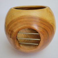 Handgefertigte Aufbewahrungsschale Aus Johannisbrotbaum-stamm Mit Einzigartiger Gravur Und Fenster-Details - Obstschale Holz Einweihungsgeschenk von AmikamWoodArt