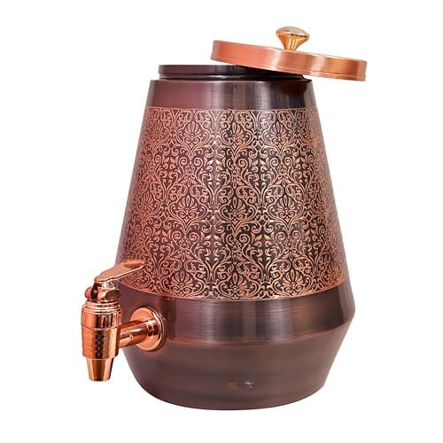 Amilav Collections Antike Kupfer-Wassermatka – 5 l | mit auffälligem geprägtem Gravur-Design | Kupfer-Wasserspeicherspender mit ayurvedischen Gesundheitsvorteilen | für Zuhause und Büro Amilav Collections Antike Kupfer-Wassermatka – 5 l | mit auffälligem geprägtem Gravur-Design | Kupfer-Wasserspeicherspender mit ayurvedischen Gesundheitsvorteilen | für Zuhause und Büro von Amilav Collections