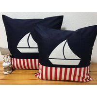 1x Marine Kissenhülle, Kissenbezug, Dekokissen, Landhausstil Segelboot Blau/Rot 40x40cm von Ammerkind