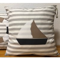 1x Maritime Kissenhülle, Landhausstil Kissenbezug Segelboot Grau/Weiß/Beige von Ammerkind