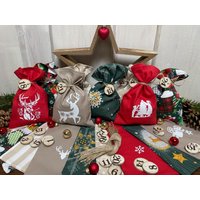 Adventskalender, Landhausstil Adventskalender Zum Befüllen, 24 Säckchen Advent , Zahlen Aus Holz, Rot/Beige/Grün von Ammerkind