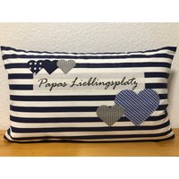 Vatertagsgeschenk, Kissen, Kissenbezug+Kissen Papas Lieblingsplatz Blau/Weiß 30x50cm von Ammerkind