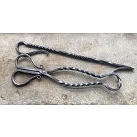 Verdrehter Hirtenstab Feuer-Poker Mit Scheitbart Und Passender Hirtenstab-Zange Verdrehter Hirtenstab Feuer-Poker Mit Scheitbart Und Passender Hirtenstab-Zange von AmmoniteIronwork