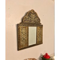 Alter Facetten-Spiegel Mit Prächtigem Reliefierten Messing-Blech-Rahmen Im Mediterranen Flair. Wahre Vintage Rarität Alter Facetten-Spiegel Mit Prächtigem Reliefierten Messing-Blech-Rahmen Im Mediterranen Flair. Wahre Vintage Rarität von AmnaInterior