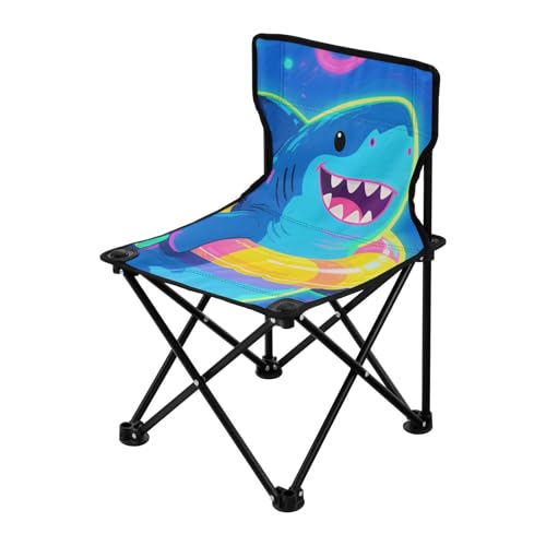 Amooorous Niedlicher Cartoon-blauer Hai-Campingstuhl, leichter Strandkorb-Rucksack mit Tragetasche für Konzertkonzert von Amooorous