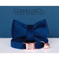 Marineblauer Samt Personalisiertes Katzenhalsband-Fliege-Führungs-Set, Individuell Graviertes Kätzchen-Welpe-Namensschild Und Telefonnummer von AmyEngravedGifts