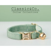 Sage Green Velvet Personalisierte Katze & Kleine Hundehalsband Fliege Leine Set, Individuell Gravierte Kätzchen Welpe Namensschild, Kostenlose Gold von AmyEngravedGifts