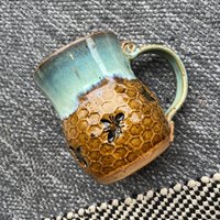 Bienenbecher - Bienenkaffeetasse Bienenwabenbecher Lehrer Geschenk Gartenarbeit Becher Blauer von AmyGentryPottery