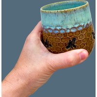 "Weinglas -Bienenbecher - Henkelloser Becher Bienenwabe Stemless Weinglas Lehrer Geschenk "Biene" Handarbeit." "Weinglas -Bienenbecher - Henkelloser Becher Bienenwabe Stemless Weinglas Lehrer Geschenk "Biene" Handarbeit." von AmyGentryPottery