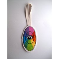 Textiler Wandbehang Handgestickt Abstraktes Design in Regenbogenfarben Mit Auge Auf Creme Musselin Und Filz-Schleife Made To Order Textiler Wandbehang Handgestickt Abstraktes Design in Regenbogenfarben Mit Auge Auf Creme Musselin Und Filz-Schleife Made To Order von AnAstridEndeavor