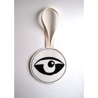 Textiler Wandbehang Handgesticktes Abstraktes Auge Auf Einer Runden Cremefarbenen Musselin Leinenschleife Textiler Wandbehang Handgesticktes Abstraktes Auge Auf Einer Runden Cremefarbenen Musselin Leinenschleife von AnAstridEndeavor