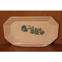 Türkisfarbene Yorktowne Brotplatte Von Pfaltzgraff ~Weißes Steingut ~ Floral Geprägtes Tablett Serviertablett Made in Usa 1970's von AnEraOfMemories