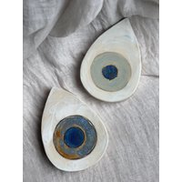 Handgefertigte Keramik Evil Eye Drop-Shaped Wandbehang Wohnkultur Boho Schutz Amulett Spirituelle Teardrop Blaues Auge Geschenk von AnaArtBoutiquestudio