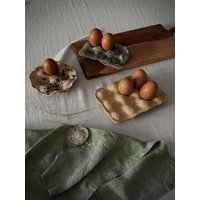 Handgemachter Steinzeug-Eierhalter - Bio-Keramik-Eierablage Rustikale Bauernhaus-Küchendekoration Einzigartiges Handwerkliches Geschenk von AnaArtBoutiquestudio