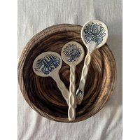 Handwerker Dekorativer Keramik Löffel | Boho-stil Lotus Prägung Gold Glanz Akzent Handwerker Dekorativer Keramik Löffel | Boho-stil Lotus Prägung Gold Glanz Akzent von AnaArtBoutiquestudio