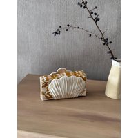 Maßgeschneiderte Liste Keramikschale Serviettenhalter Rustikale Weiße Minimale Keramik Gewebehalter Handgemachte Plissierte Serviettenbox Shell von AnaArtBoutiquestudio