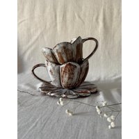 Rustikale Blütenblattbecher Aus Keramik, Handgefertigter Herbstbecher in Cappuccinoblumenform Rustikale Blütenblattbecher Aus Keramik, Handgefertigter Herbstbecher in Cappuccinoblumenform von AnaArtBoutiquestudio