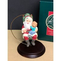 1991 Hallmark Andenken Ornament Collectors Club Secrets For Santa Limited Edition Mit Ständer Und Massivholzanzeige in Originalverpackung 1991 Hallmark Andenken Ornament Collectors Club Secrets For Santa Limited Edition Mit Ständer Und Massivholzanzeige in Originalverpackung von Anaforia
