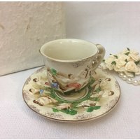 Einzigartige Betson Embossed Cherubs At Play Demitasse Teetasse Und Untertasse China Set - Capodimonte Stil Japan Einzigartige Betson Embossed Cherubs At Play Demitasse Teetasse Und Untertasse China Set - Capodimonte Stil Japan von Anaforia