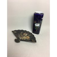 Paar Kobaltblaue Kutani 8" Vase Weiße Blumen Und Imperial Kiku Schwarze Fächerschale Gold Akzent Blumen, Japan von Anaforia