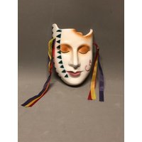 Wall Decor Pocket Placket Face Maske Keramik-Pflanzer Augen Verschlossen Grünen Dreiwinkel-Symbol Auf Cheek-Ribbons Wall Decor Pocket Placket Face Maske Keramik-Pflanzer Augen Verschlossen Grünen Dreiwinkel-Symbol Auf Cheek-Ribbons von Anaforia