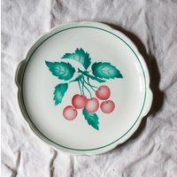 Seltene Vintage Runde Ausgebogte Platte Von Laveno - Società Ceramica Italiana/Made in Italy Mit Kirschen Und Grünem Rand von Anatomiedesobjets