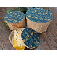 Handgefertigte Und Umweltfreundliche Aufbewahrungsbox Für Bananenfaser Im Blau-Gold-Ginko-Blatt-Design. Weitere Muster Vorhanden von AnavHomeLtd