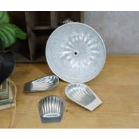 Alte Metall-Backformen, Kuchenformen, Weissblech, Aluminium - Guglhupfform + Madeleineförmchen Set von AnciennesValeurs