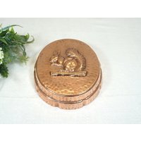 Sehr Schöne Antike Kupferform, Kuchenform, Backform, Gugelhupf Form - Mit Eichhörnchen-Motiv von AnciennesValeurs