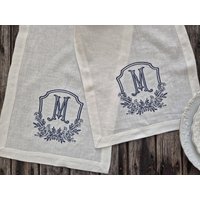 Crest Monogramm Tischläufer, Leinen Personalisierte Tischwäsche, Hochzeitstischwäsche von AndraOtoTextiles