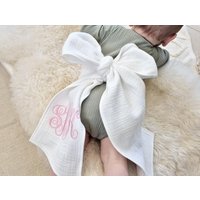 Monogrammierte Baby Schleife Schärpe, Krippe Schleife, Mutterschaft Foto Requisite, Baby-Dusche Geschenk, Swaddle Wrap Bow von AndraOtoTextiles