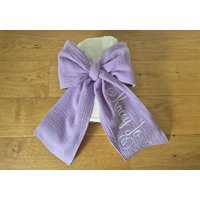 Monogrammierte Baby Schleife Schärpe, Krippe Schleife, Mutterschaft Foto Requisite, Baby-Dusche Geschenk, Swaddle Wrap Bow von AndraOtoTextiles
