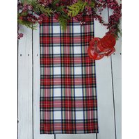 Weißer Stewart Tischläufer, Tartan Tischläufer - Kariert, Tartan, Karo, Rot, Blau, Schwarz, Grün, Weiß von AndraOtoTextiles