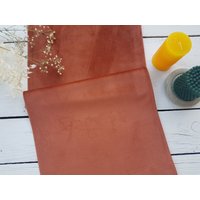 Ziegelroter Samttischläufer, Tischläufer Gebrannt Orange Ziegelroter Samttischläufer, Tischläufer Gebrannt Orange von AndraOtoTextiles