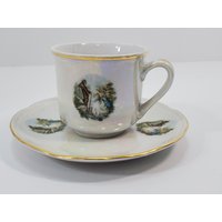 Luster Ware Umworbenes Pärchen Demitasse Tasse Und Untertasse, Jugoslawien Luster Ware Umworbenes Pärchen Demitasse Tasse Und Untertasse, Jugoslawien von AndreasAntiquesFinds