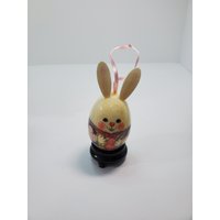 Osterhase Ei Ornament, China, Kein Ständer von AndreasAntiquesFinds