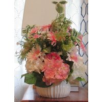 Sunset Garden Designer Rosa Und Weiße Hortensien Gänseblümchen Im Keramikbehälter von AndreasGarden7