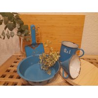 4Er Set, Dänisch Blau, Emaille, Pfannenwender, Trichter, Schüssel, Becher Mit Griff, Madame Bla, Dänemark, Vintage, Landhaus, Deko, Glud Und von AndreasLieblinge