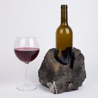 Handgemachter Alexandrette Marmor Weinflaschenhalter Einzigartiges Weinregal Handgemachter Alexandrette Marmor Weinflaschenhalter Einzigartiges Weinregal von AndresStoneDesign