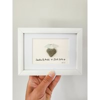 Andressâ - Seeglasbild Erster Kuss Personalisiert Mit Einem Stein Und Echtem Hellen Seeglas Aus Der Ostsee Andressâ - Seeglasbild Erster Kuss Personalisiert Mit Einem Stein Und Echtem Hellen Seeglas Aus Der Ostsee von AndressaSchmuck