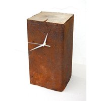 Rostige Metalluhr. Raue Tischuhr von AndrisDzerve