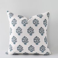 Bedruckter Kissenbezug Mit Blumenmuster Aus Bio-Baumwolle in Blau/Grün Bedruckter Kissenbezug Mit Blumenmuster Aus Bio-Baumwolle in Blau/Grün von AnemoniHomeDecor