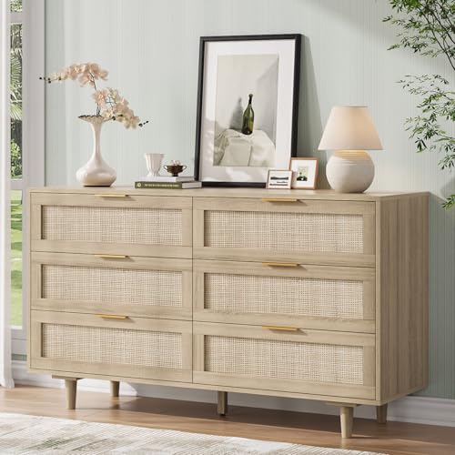 Rattan-Kommode für Schlafzimmer, Boho-Kommode mit 6 Schubladen, goldfarbenen Griffen und handgewebtem Rattan-Design, rustikale Schlafzimmer-Kommode, breite Kommode für Schlafzimmer, große Holzkommode von Angel Sar