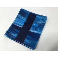 Blaues Tablett Aus Geschmolzenem Glas, Blauer Streaky Art Glass Dish, Dekorativer Teller von AngelasArtGlass