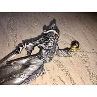 Zinn Zauberer, Fliegender Mit Schwert Und Goldfarbener Zauberkugel, Papiergewicht von AngelsAboundUs